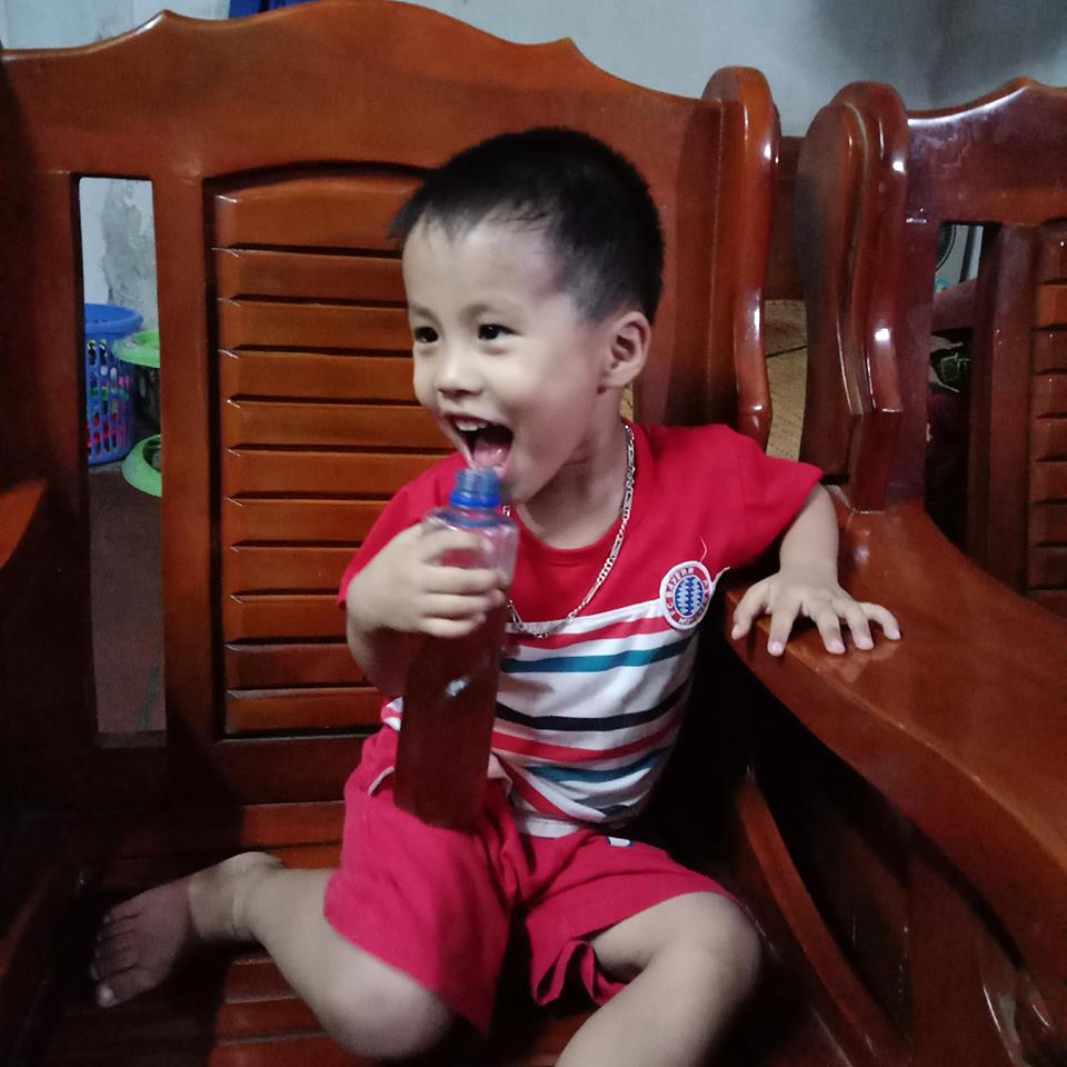Bé Phúc Khang thích uống nước cây xạ đen