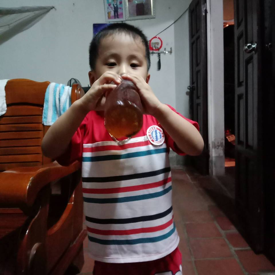trẻ nhỏ 5 tuổi uống nước cây xạ đen Hòa Bình không