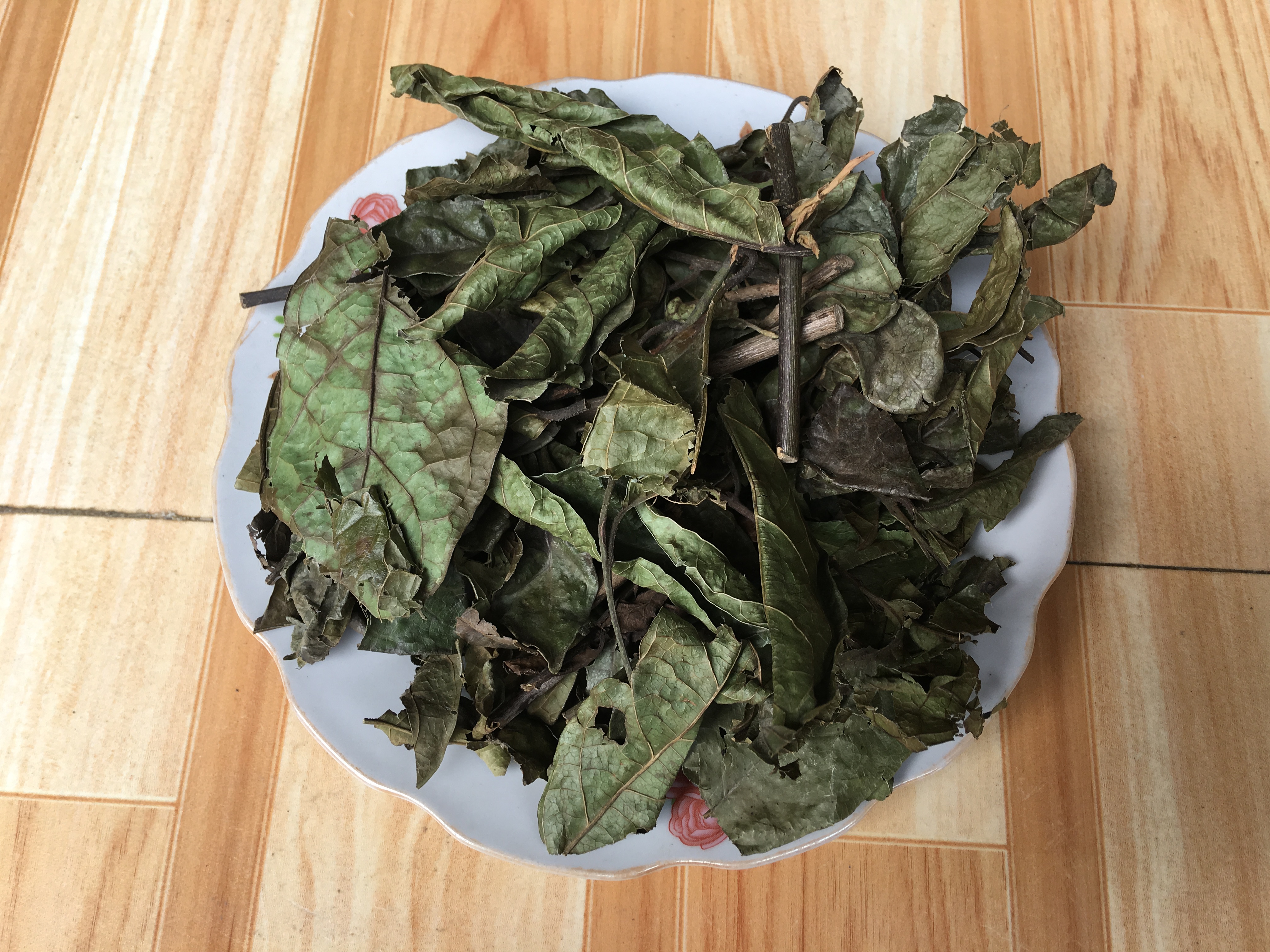 Lá xạ đen ngâm rượu có tác dụng không? 
